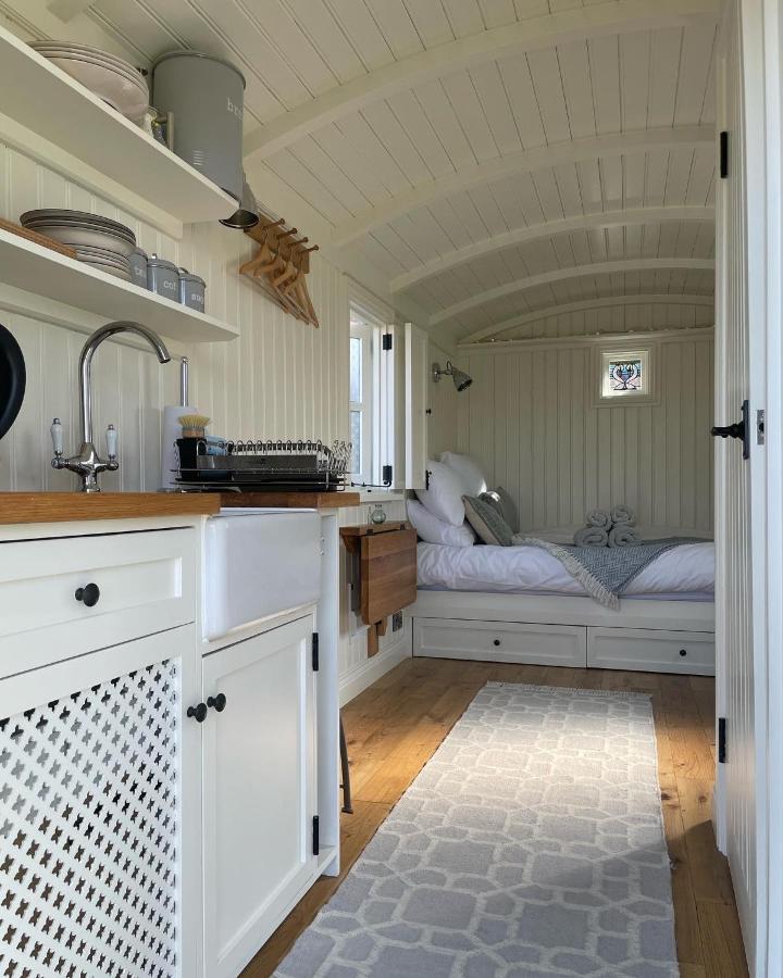 The Hut By The River Holiday home *