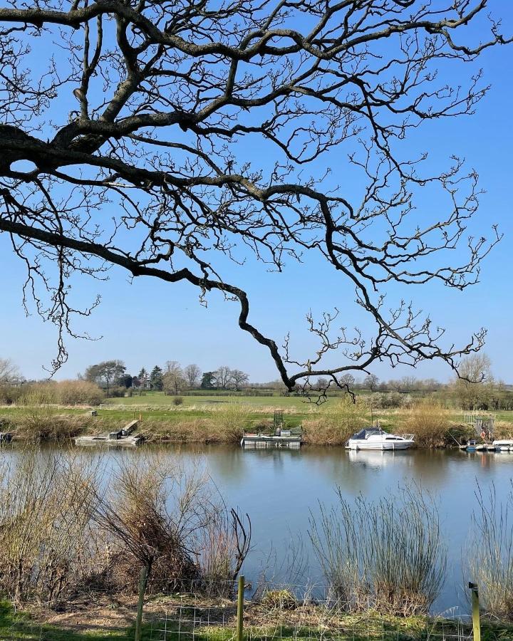 Holiday home The Hut By The River